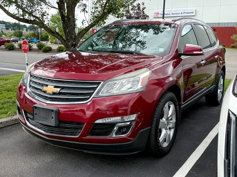 Used 2017 Chevrolet Traverse LT w/ Style and Technology Package AWD/4WD image 3