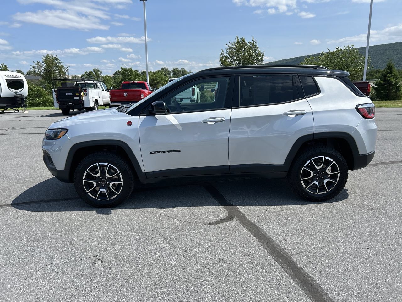 Used 2025 Jeep Compass Trailhawk AWD/4WD image 4