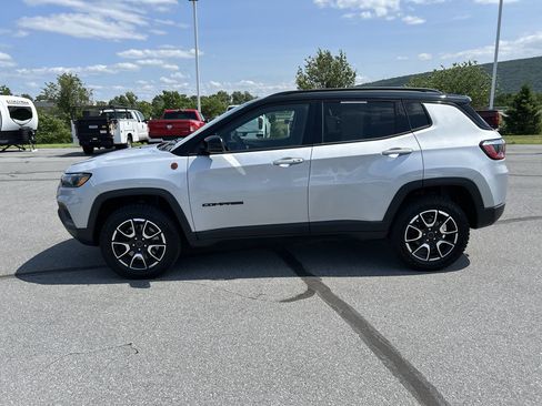 Used 2025 Jeep Compass Trailhawk AWD/4WD image 4