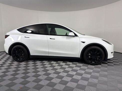 Used 2023 Tesla Model Y 2WD image 8