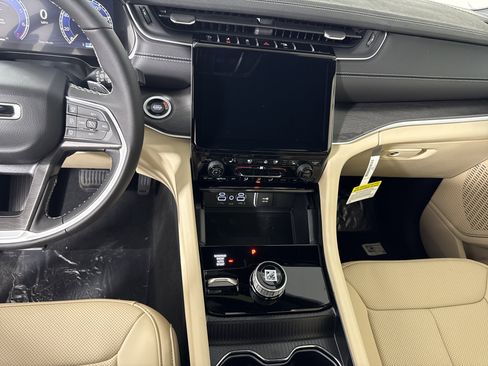 New 2025 Jeep Grand Cherokee Limited w/ Luxury Tech Group II image 22
