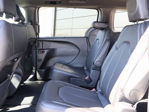 New 2026 Chrysler Pacifica Select FWD image 17