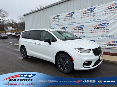 New 2026 Chrysler Pacifica Select