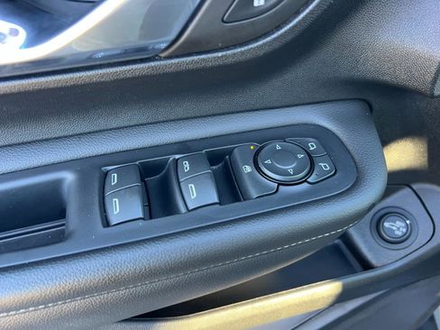 Used 2023 GMC Terrain SLT image 28