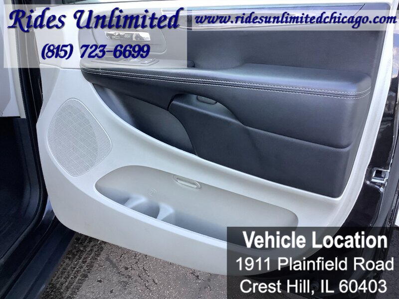Used 2014 Chrysler Town & Country Touring FWD image 27