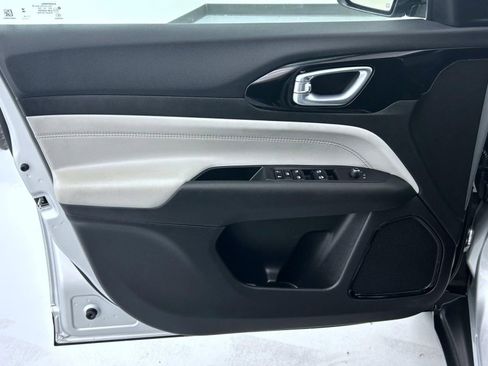 Certified 2024 Jeep Compass Limited image 9