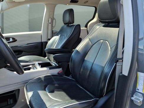 Used 2023 Chrysler Pacifica Limited FWD image 16