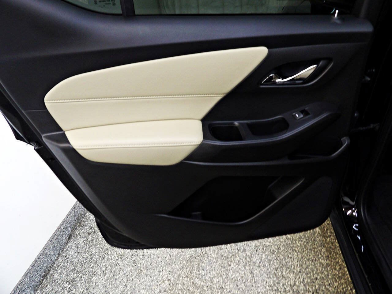 Used 2022 Chevrolet Traverse LS w/ Midnight/Sport Edition FWD image 9