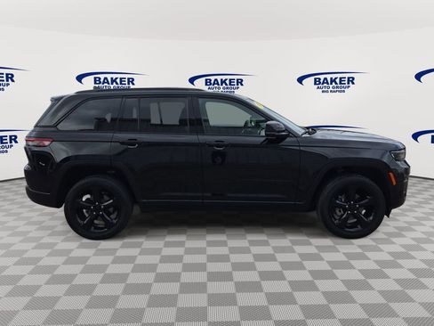 Used 2023 Jeep Grand Cherokee Altitude AWD/4WD image 9
