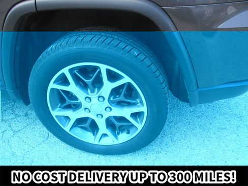 Used 2020 Jeep Grand Cherokee Laredo AWD/4WD image 35