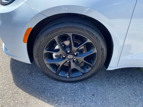 Used 2025 Chrysler Pacifica Limited FWD image 12