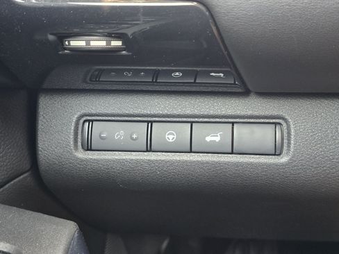 Used 2025 Nissan Pathfinder SV FWD image 23
