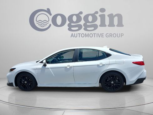 Used 2025 Toyota Camry SE w/ Convenience Package FWD image 2