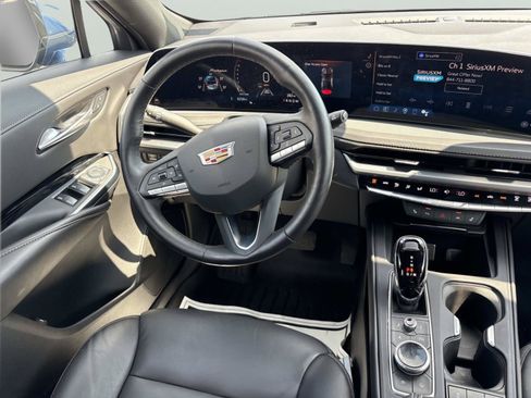 Used 2024 Cadillac XT4 Luxury w/ Cold Weather Package FWD image 13
