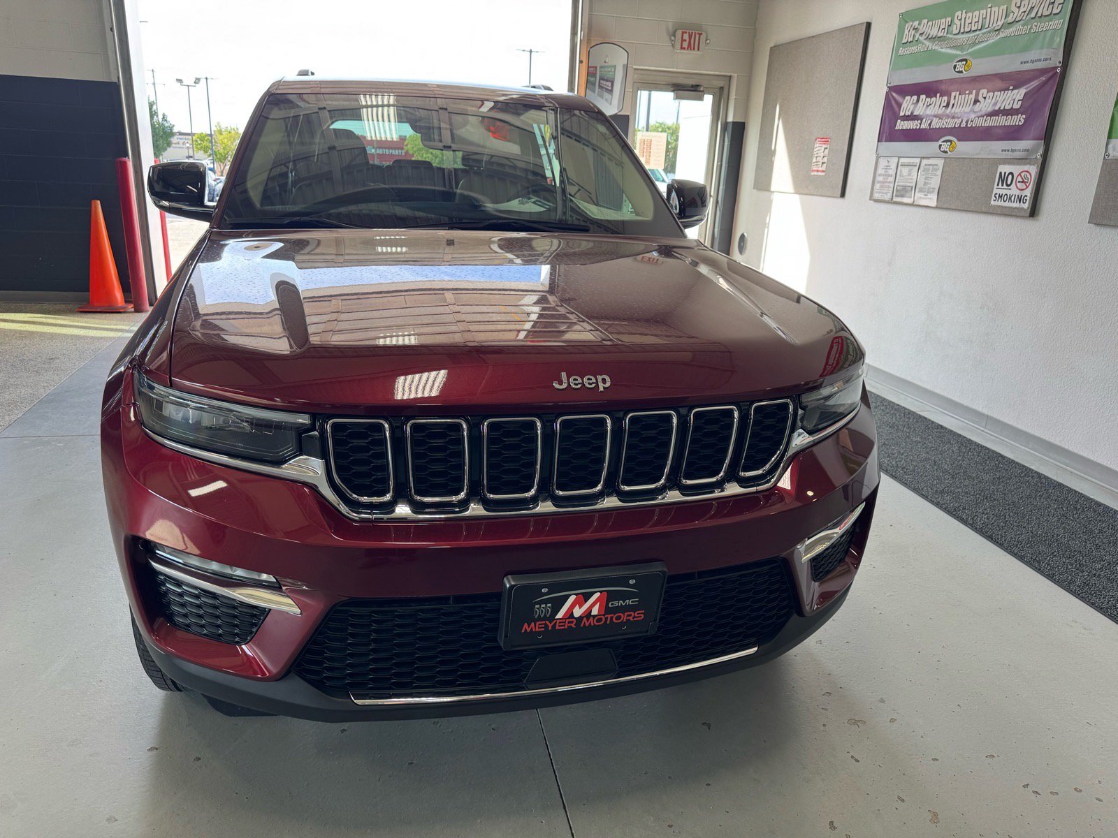 Used 2022 Jeep Grand Cherokee Limited AWD/4WD image 2