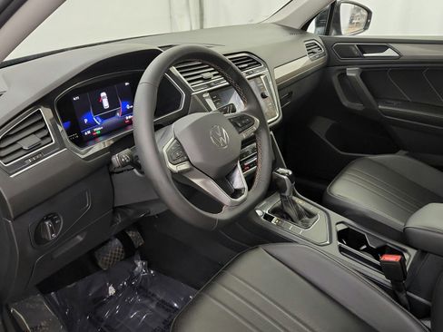 Used 2022 Volkswagen Tiguan SE w/ Panoramic Sunroof Package FWD image 16