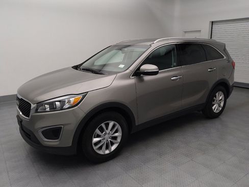Used 2017 Kia Sorento LX w/ LX Convenience Package image 2