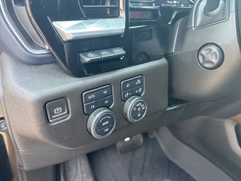 Used 2022 Chevrolet Silverado 1500 High Country w/ Technology Package image 11