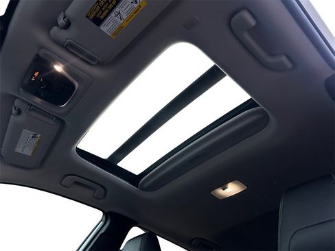 Used 2022 Toyota Corolla Cross XLE w/ Convenience Package image 11