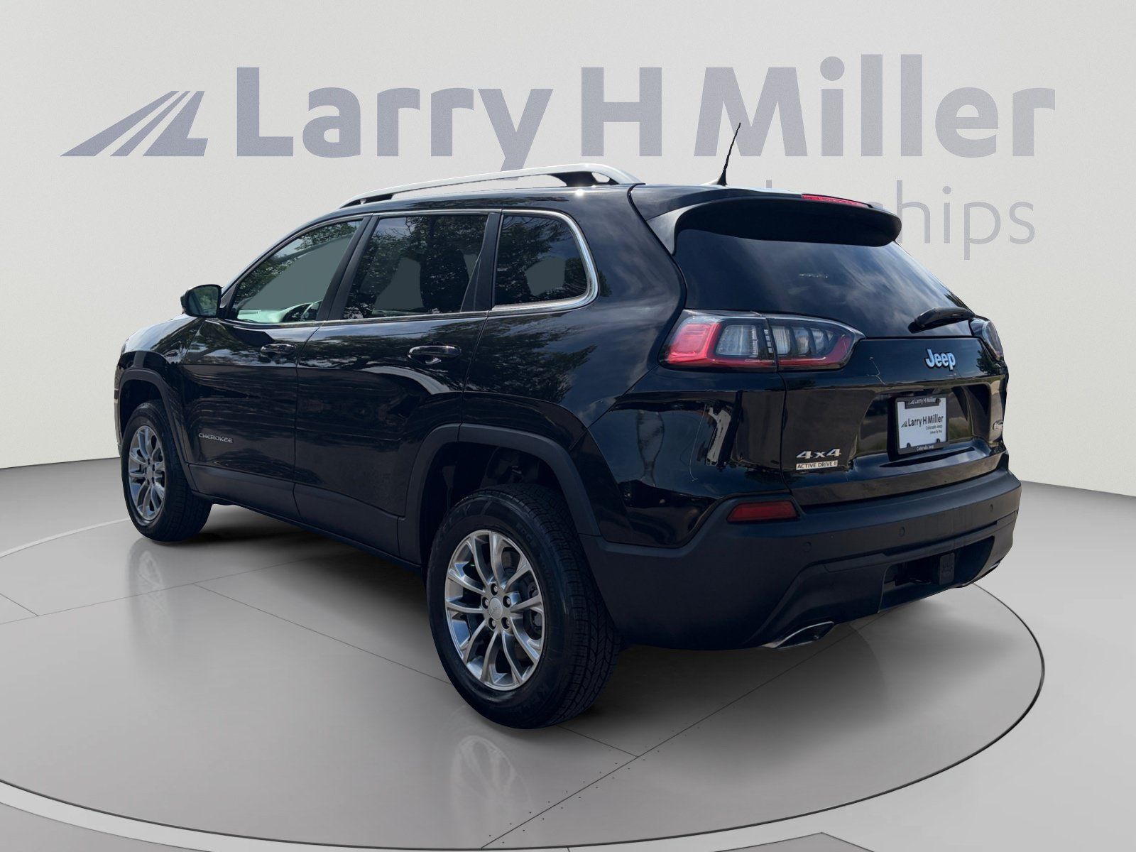 Used 2019 Jeep Cherokee Latitude Plus w/ Cold Weather Group AWD/4WD image 3