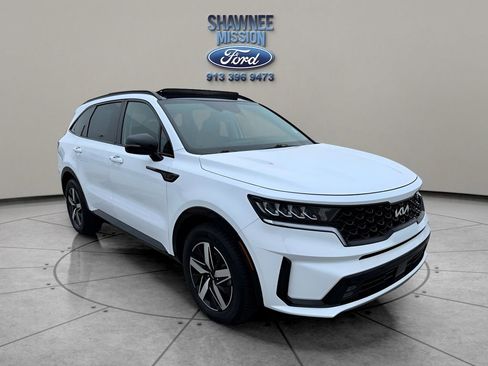 Used 2022 Kia Sorento EX w/ Panoramic Sunroof Package image 3