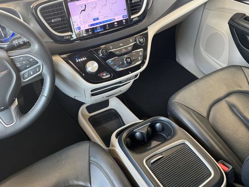 Used 2022 Chrysler Pacifica Touring-L FWD image 39