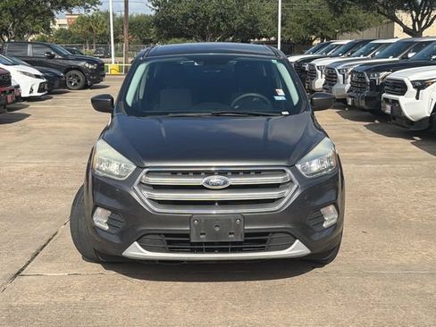 Used 2017 Ford Escape SE FWD image 2