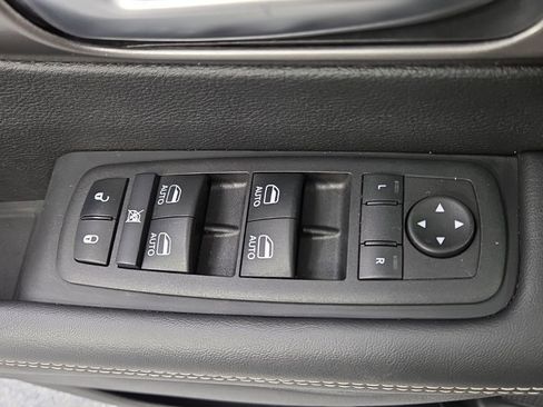 Used 2025 Chrysler Pacifica Select FWD image 24