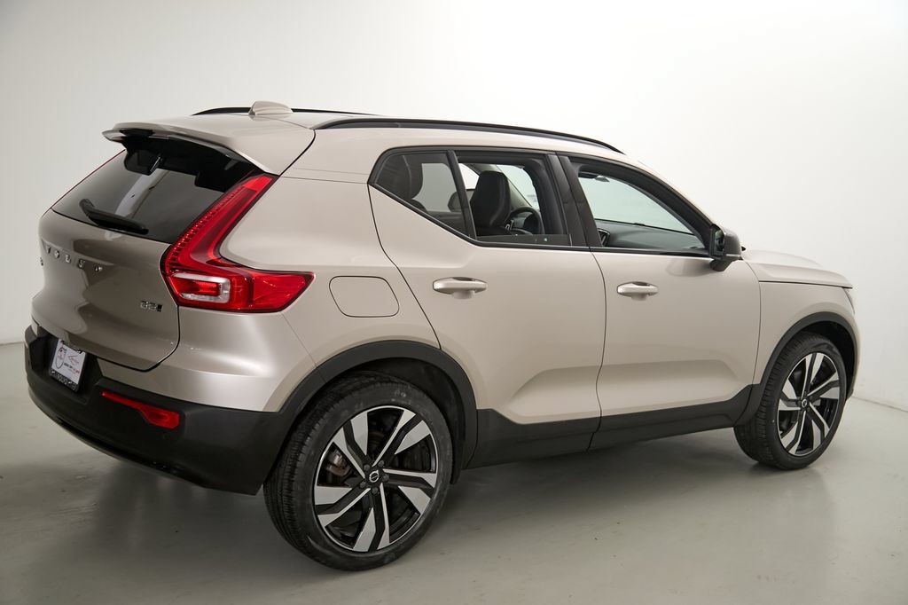 Certified 2024 Volvo XC40 B5 Plus w/ Protection Package Premier AWD/4WD image 9