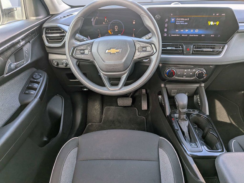 Used 2025 Chevrolet TrailBlazer LT AWD/4WD image 19