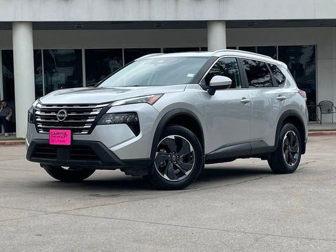 Used 2025 Nissan Rogue SV w/ SV Premium Package FWD image 2