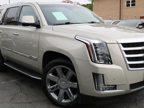 Used 2015 Cadillac Escalade Luxury AWD/4WD image 3