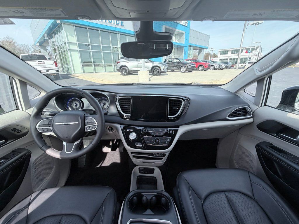 Used 2024 Chrysler Pacifica Touring-L FWD image 19