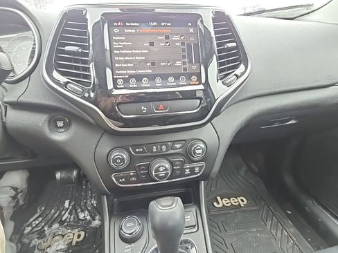 Used 2019 Jeep Cherokee Limited image 23