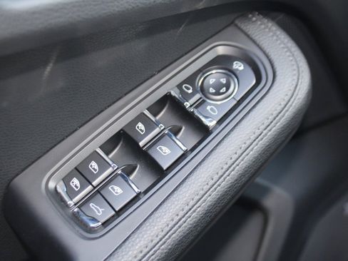 Used 2025 Porsche Macan image 19