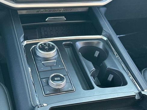 Used 2024 Ford Expedition XLT image 5