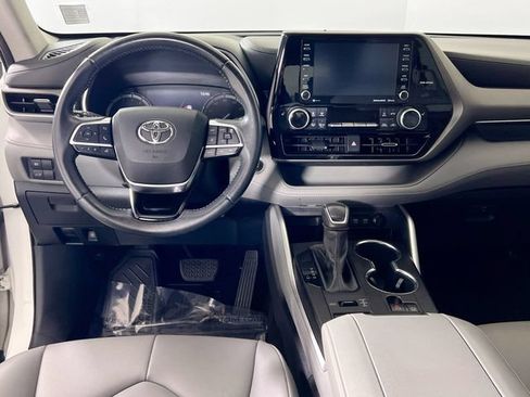 Used 2021 Toyota Highlander XLE AWD/4WD image 31
