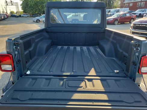 Used 2025 Jeep Gladiator Sport AWD/4WD image 8