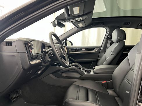 Certified 2025 Porsche Cayenne Coupe image 5