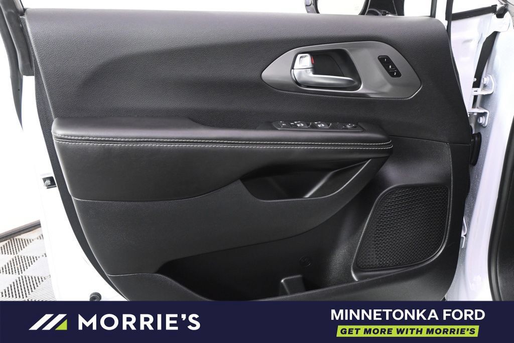 Used 2026 Chrysler Pacifica Select FWD image 25
