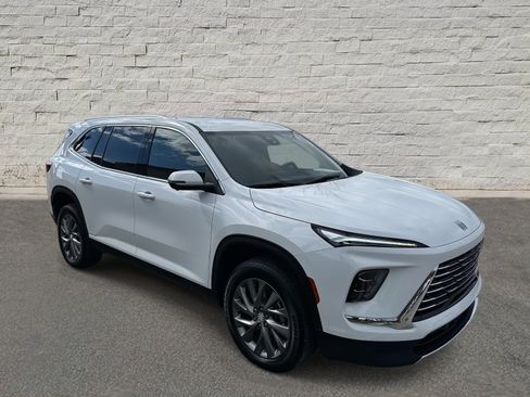 Used 2025 Buick Enclave Preferred image 7