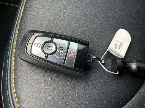 Used 2025 Ford Maverick Lobo image 3