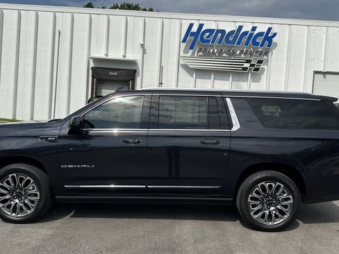 Used 2023 GMC Yukon XL Denali Ultimate AWD/4WD image 7