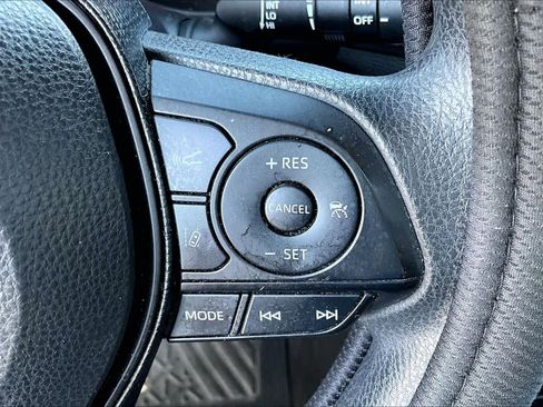 Used 2019 Toyota RAV4 XLE w/ Convenience Package FWD image 22