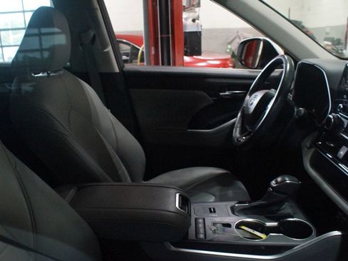 Used 2021 Toyota Highlander XLE FWD image 2