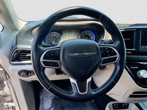 Used 2018 Chrysler Pacifica Touring-L image 11