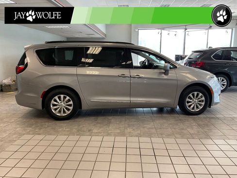 Used 2017 Chrysler Pacifica Touring-L FWD image 6