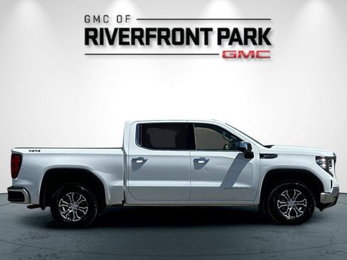 Used 2024 GMC Sierra 1500 SLT image 2