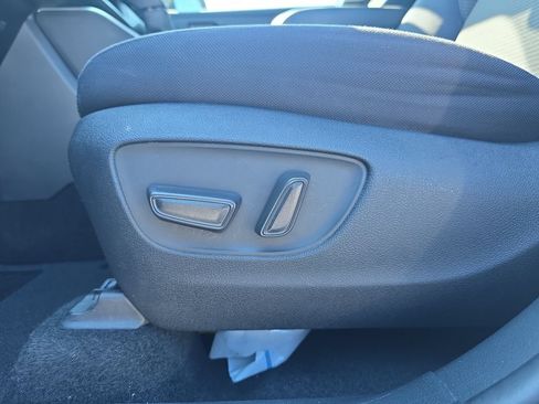 Used 2024 Toyota Highlander LE AWD/4WD image 13