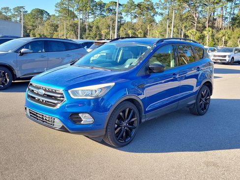 Used 2018 Ford Escape SE w/ SE Sport Appearance Package image 3